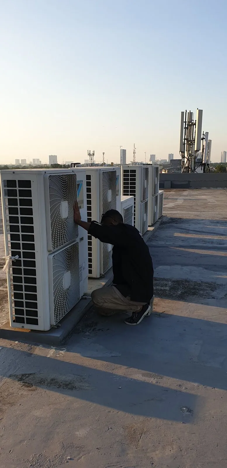 Pemasangan unit outdoor AC